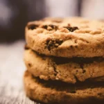 Biscoitos de cenoura sem glúten, veganos e low carb, feitos com cenoura, nozes, amêndoas e coco ralado