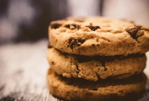 Biscoitos de cenoura sem glúten, veganos e low carb, feitos com cenoura, nozes, amêndoas e coco ralado