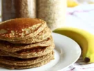 Crepes de banana e coco sem glúten e sem lactose servidos com frutas, receita low carb saudável