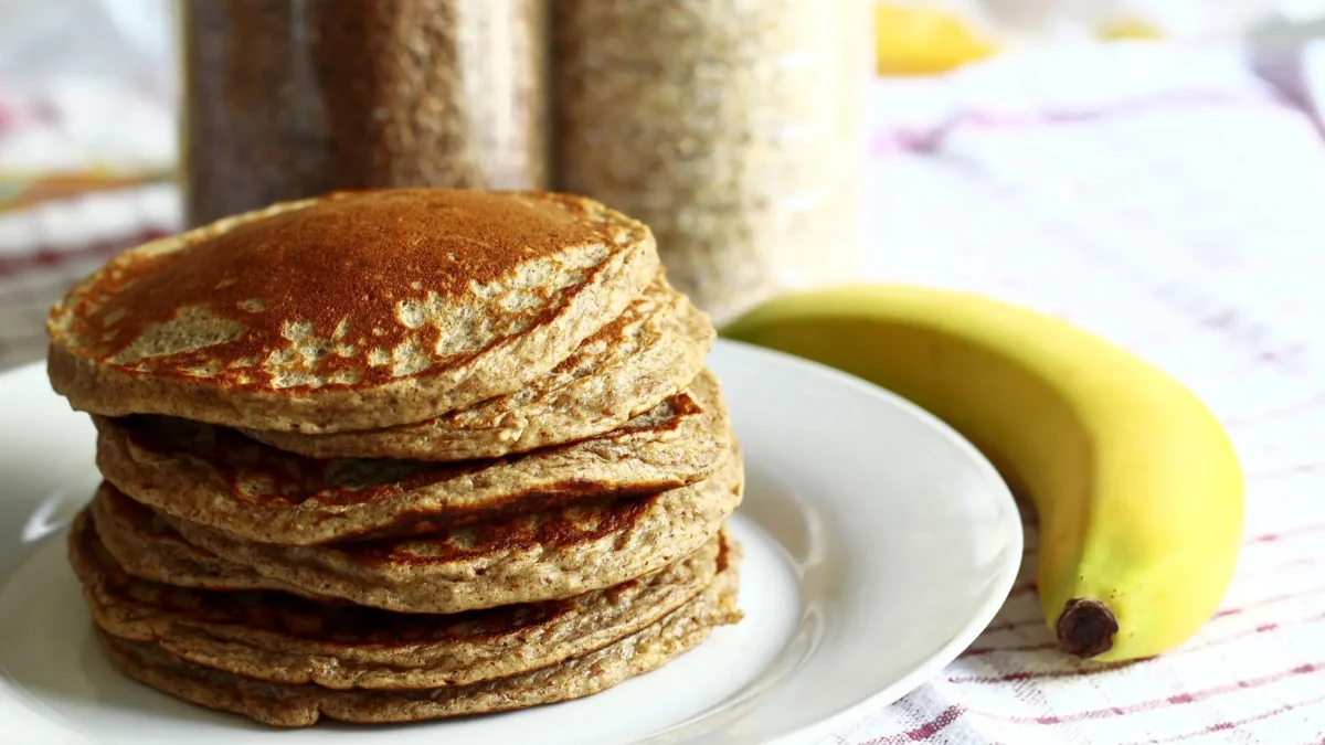 Crepes de banana e coco sem glúten e sem lactose servidos com frutas, receita low carb saudável