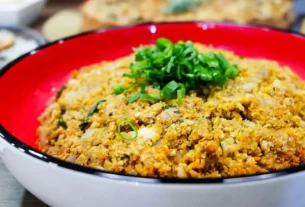 Farofa low carb para o fim de ano feita com couve-flor, linguiça e ovos, servida como acompanhamento saudável para ceia