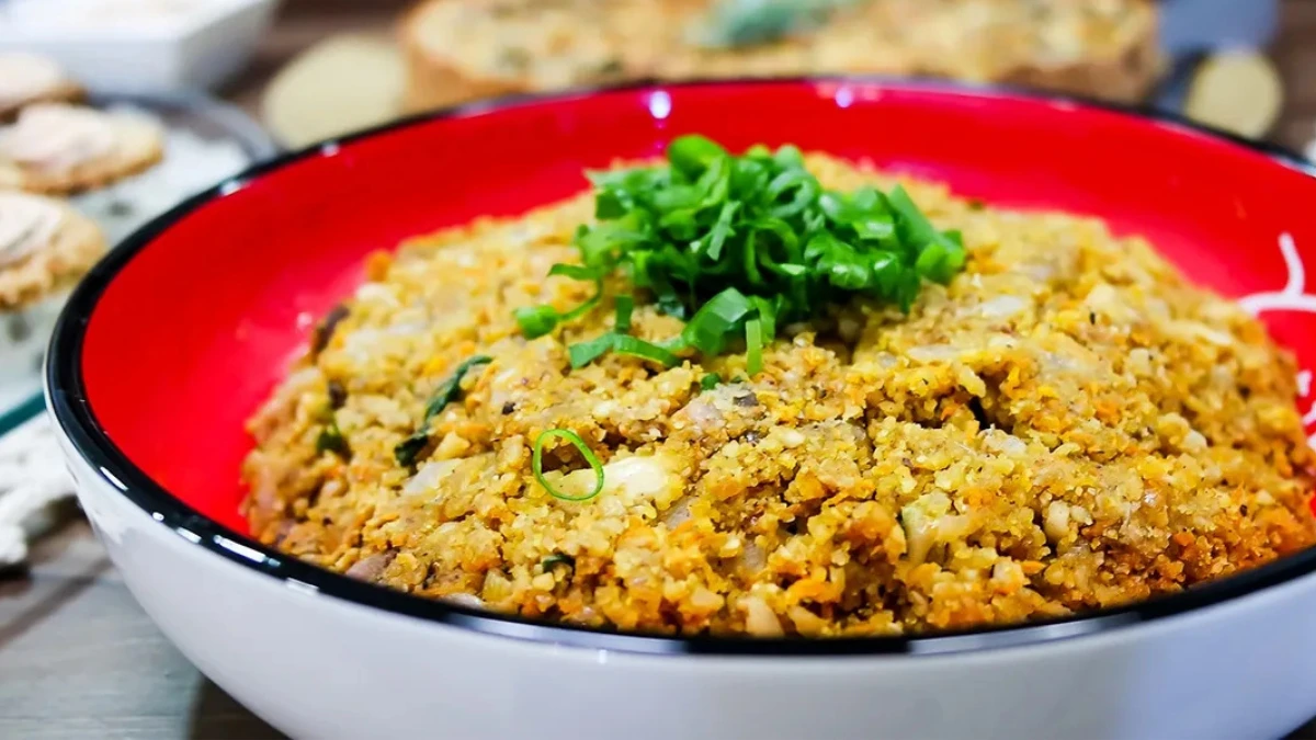 Farofa low carb para o fim de ano feita com couve-flor, linguiça e ovos, servida como acompanhamento saudável para ceia