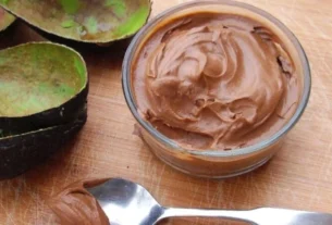 Mousse de chocolate afrodisíaca cremosa feita com abacate, cacau e leite de coco, sobremesa vegana e saudável.