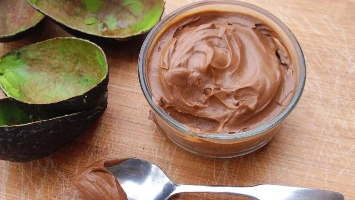 Mousse de chocolate afrodisíaca cremosa feita com abacate, cacau e leite de coco, sobremesa vegana e saudável.