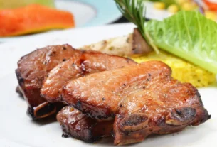 Costelinha de porco dourada ao molho de laranja