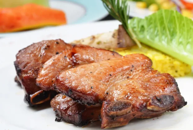 Costelinha de porco dourada ao molho de laranja