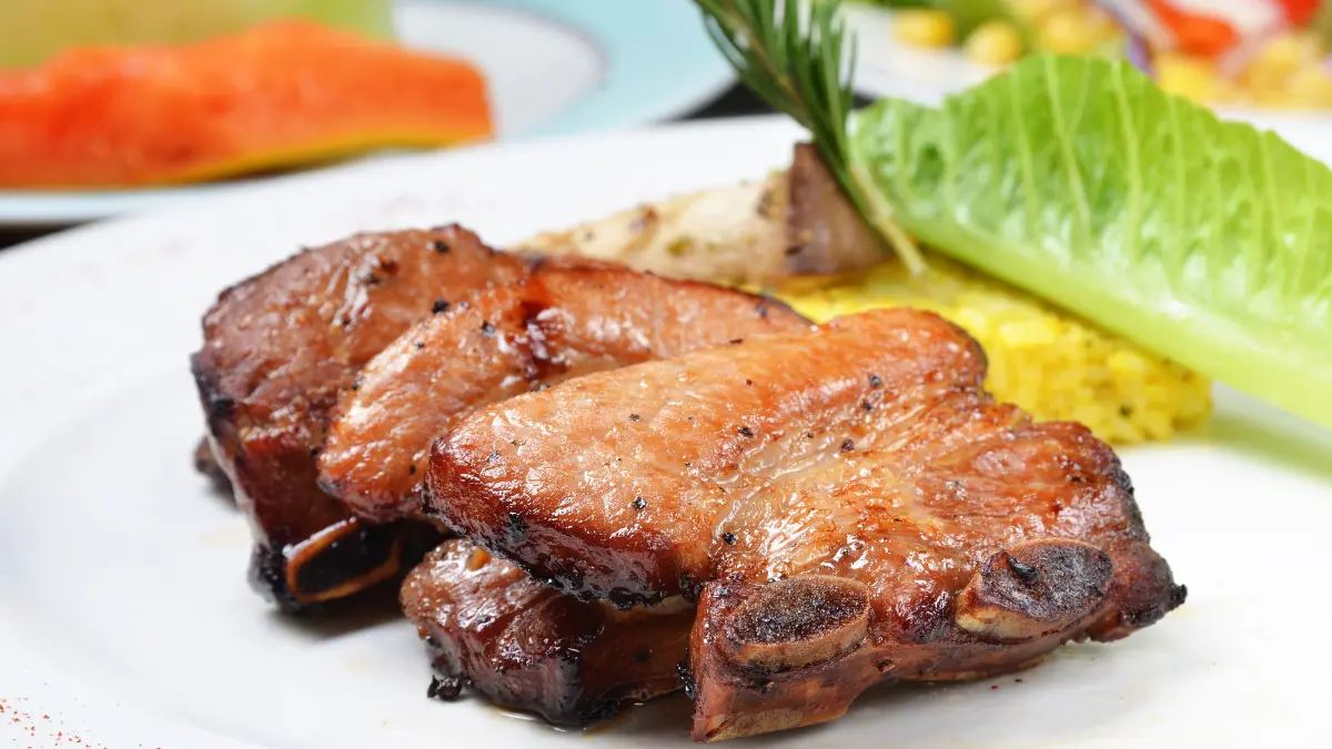 Costelinha de porco dourada ao molho de laranja