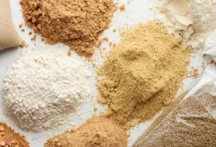 Farinhas sem carboidrato, incluindo farinha de amêndoas, farinha de coco e linhaça, ideais para dietas low carb.