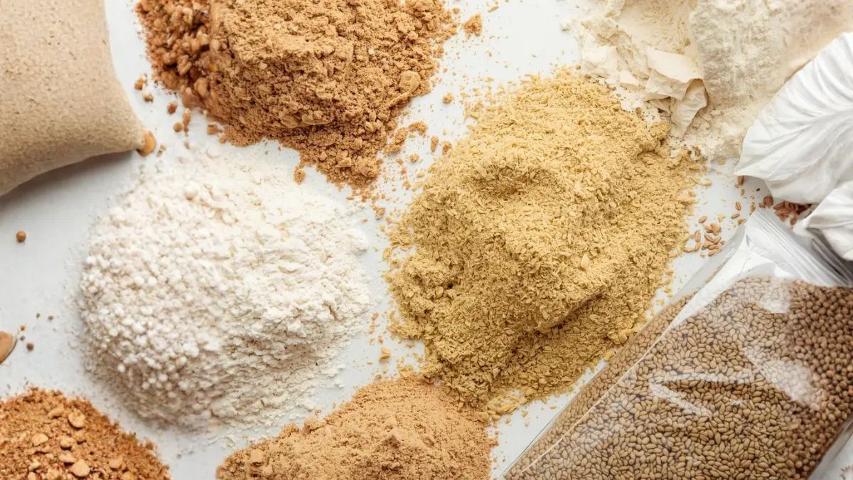 Farinhas sem carboidrato, incluindo farinha de amêndoas, farinha de coco e linhaça, ideais para dietas low carb.