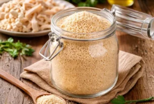 farinha de frango caseira pronta armazenada em pote de vidro